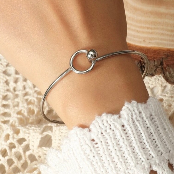 Round Minimalist Bangle Bracelet - Picture 1 of 4